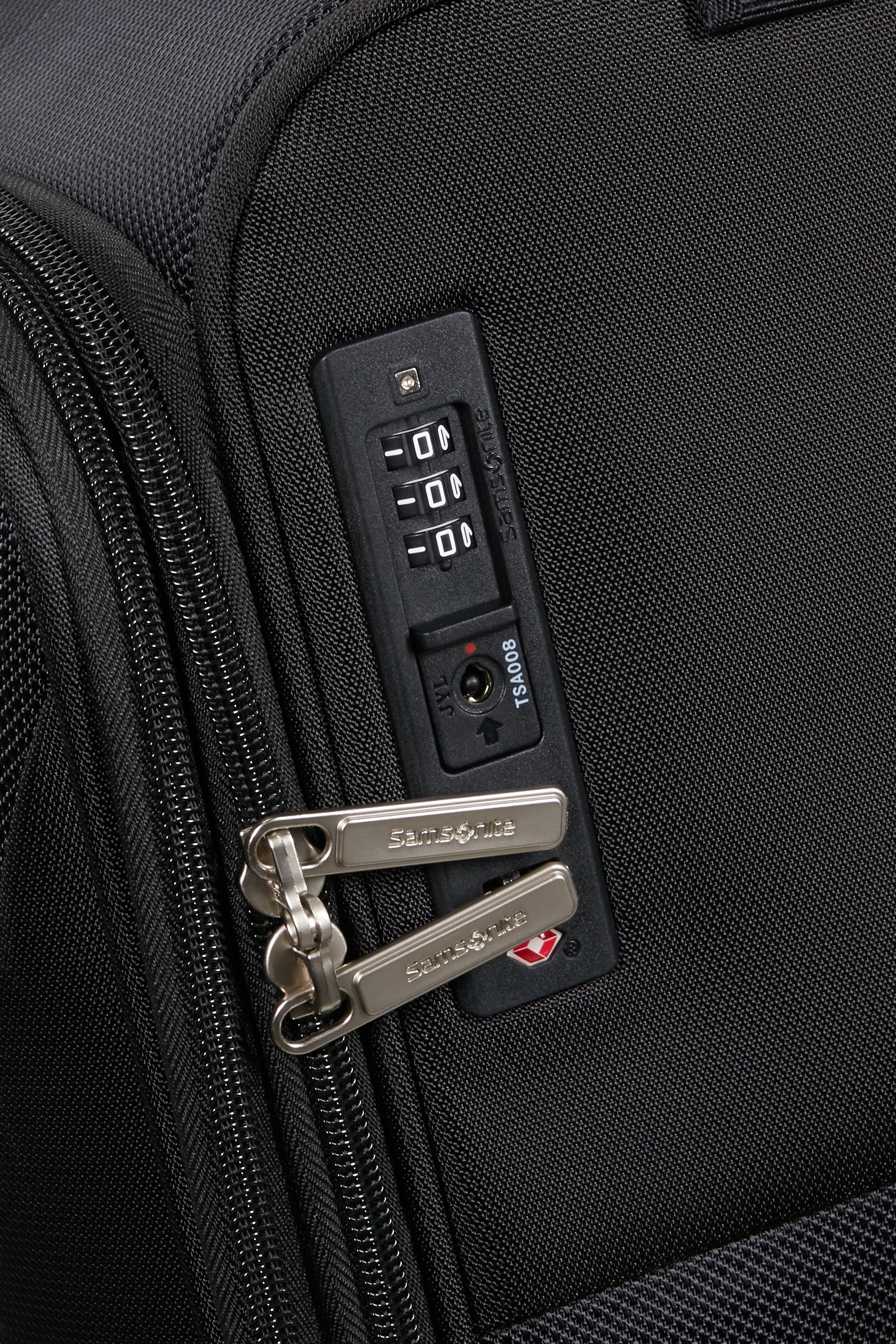 Samsonite Base Breeze 4 Wheel Exp Medium Suitcase - 67cm