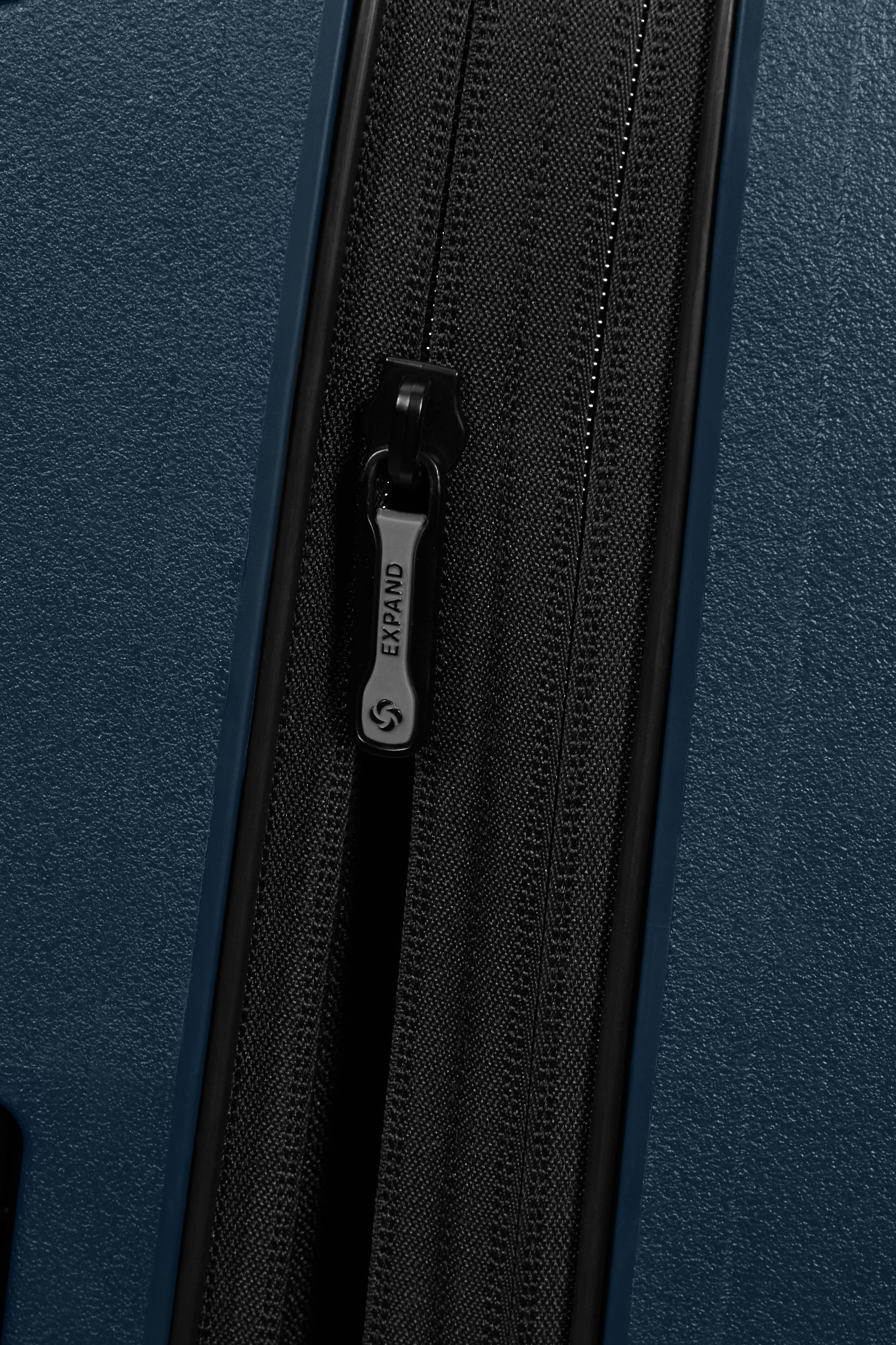 Samsonite Essens EXP Zip 55cm Spinner