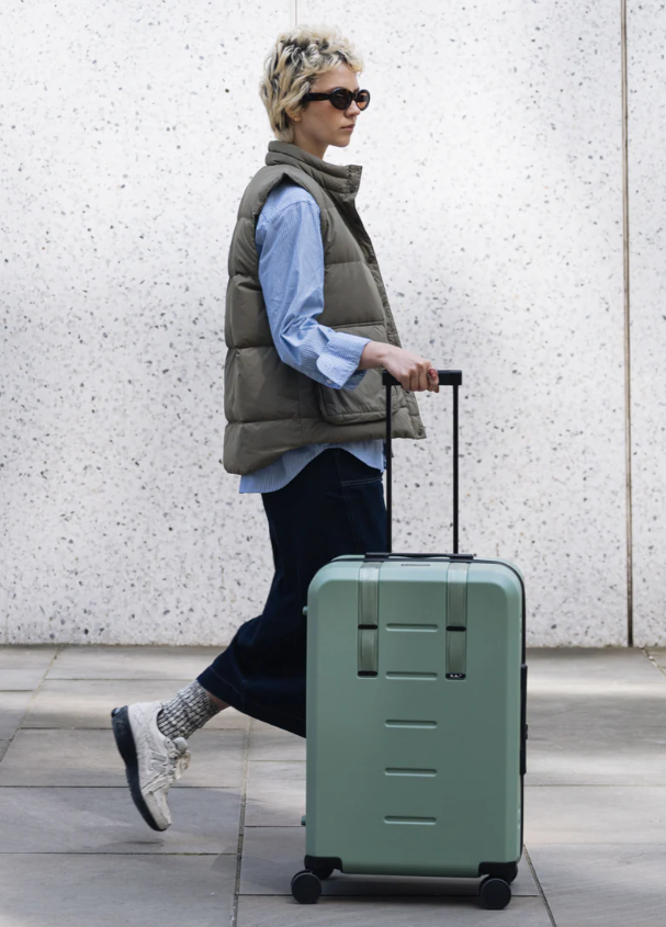 D_b_ Ramverk Check-in 4 Wheel Luggage Medium - 67cm