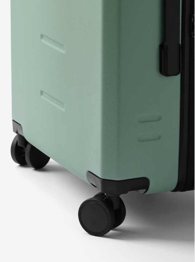 D_b_ Ramverk Check-in 4 Wheel Luggage Medium - 67cm