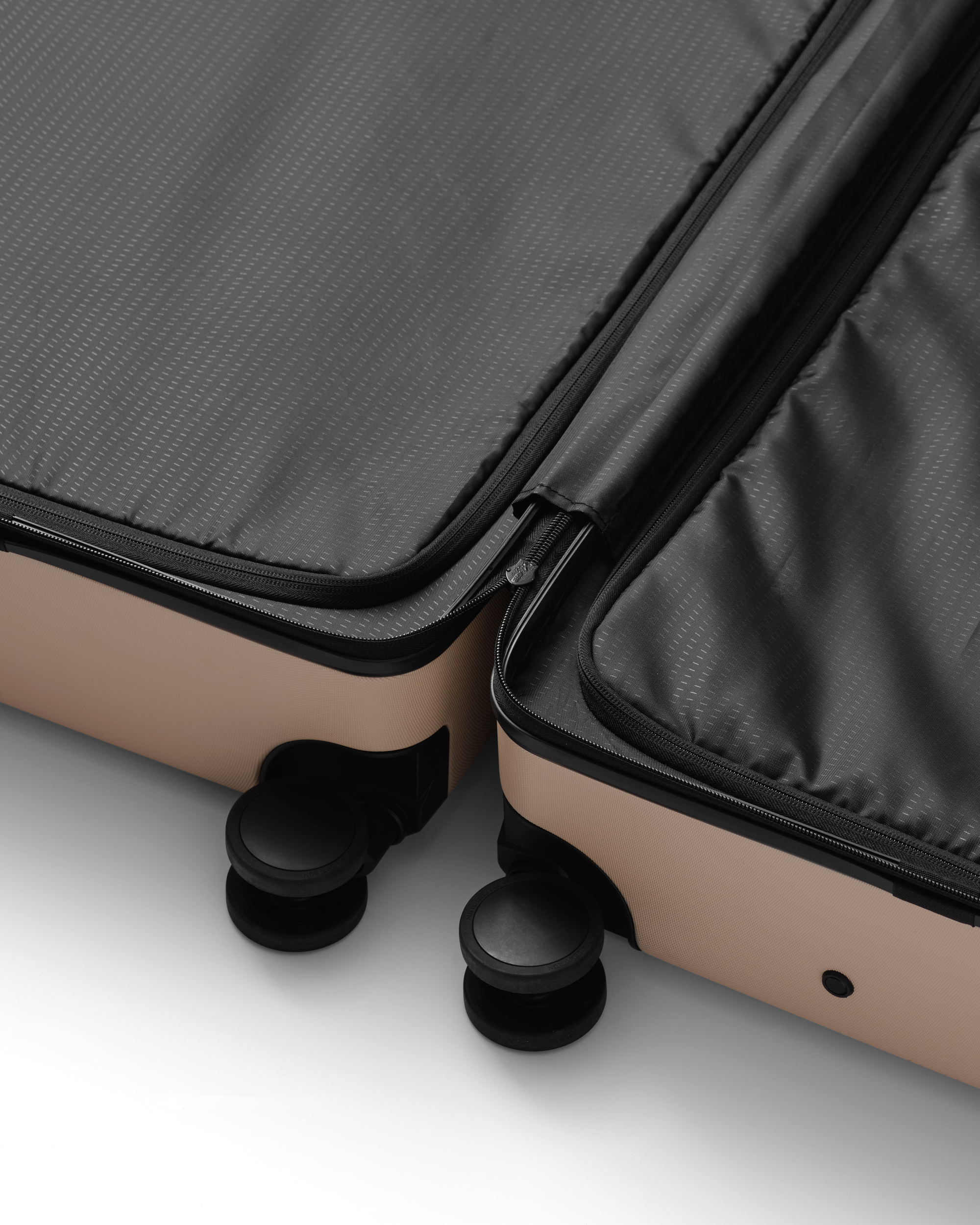 D_b_ Ramverk Check-in 4 Wheel Luggage Medium - 67cm