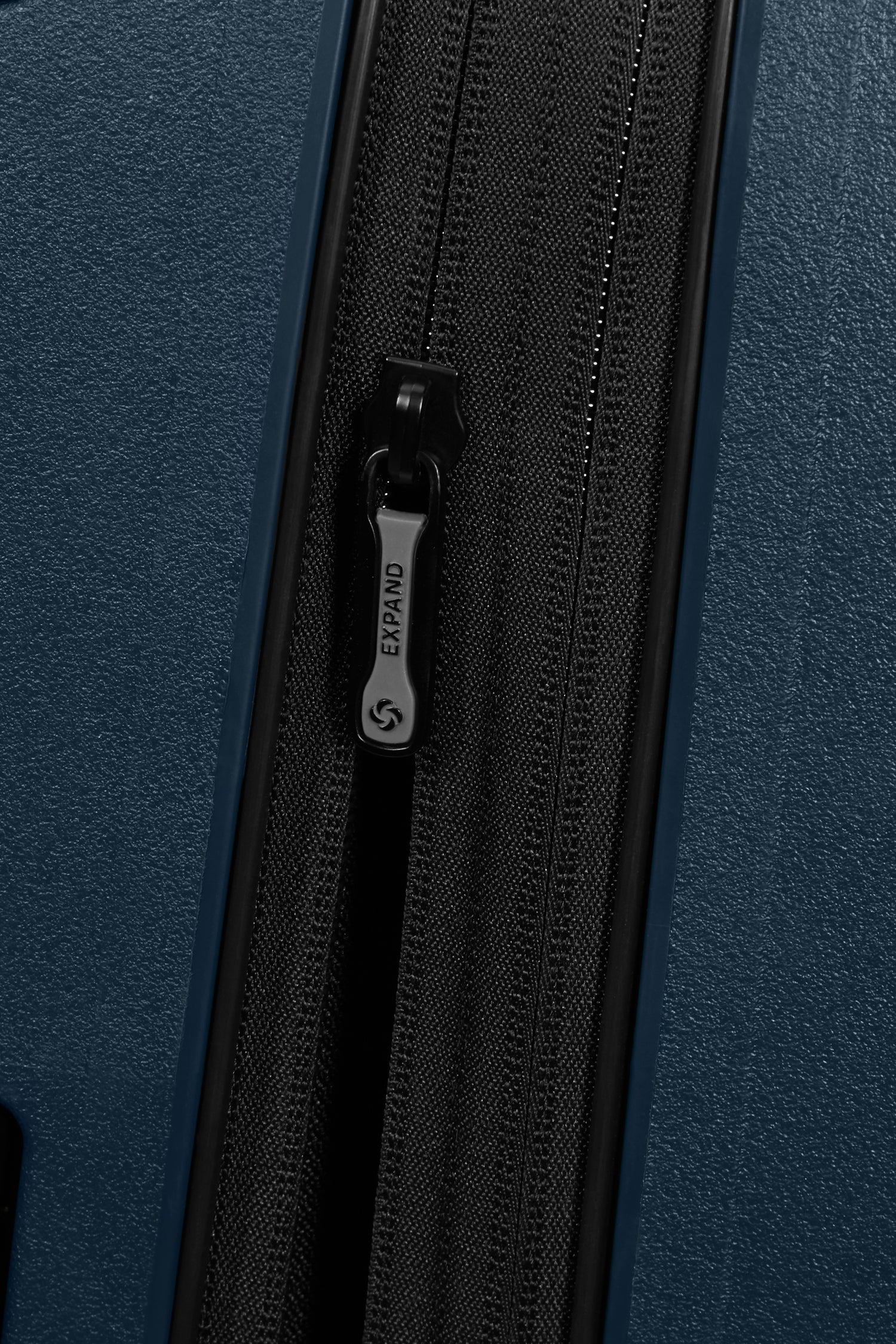 Samsonite Essens EXP Zip 55cm Spinner