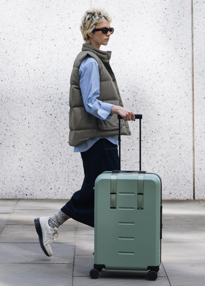 D_b_ Ramverk Check-in 4 Wheel Luggage Medium - 67cm