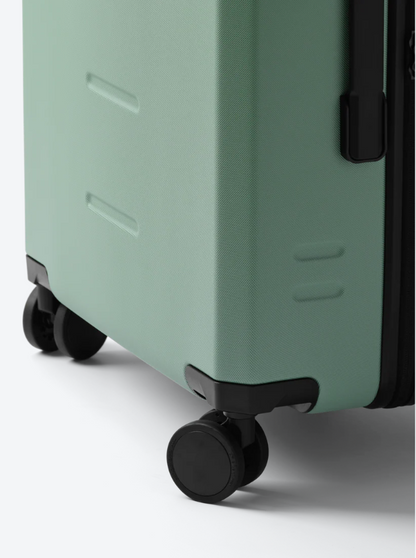 D_b_ Ramverk Check-in 4 Wheel Luggage Medium - 67cm