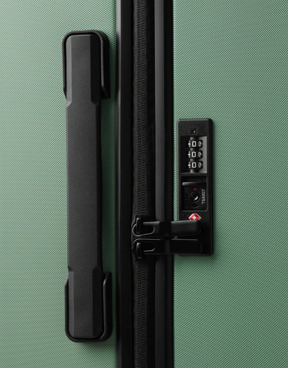 D_b_ Ramverk Check-in 4 Wheel Luggage Medium - 67cm