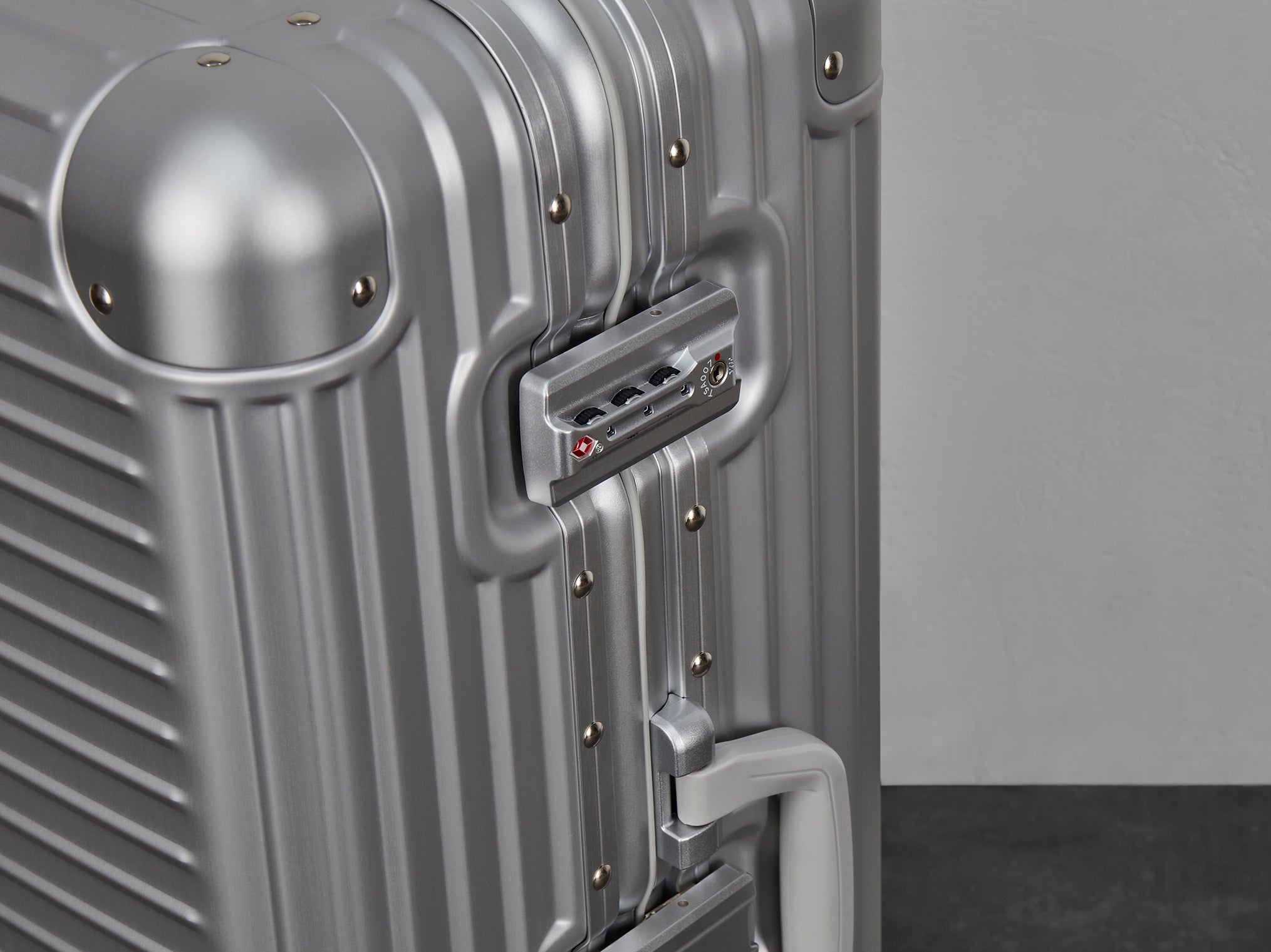 Rock Axel Medium Suitcase